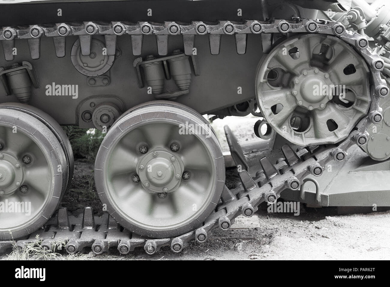 Serbatoio battistrada caterpillar con ruote. Moderne attrezzature militari. Foto Stock