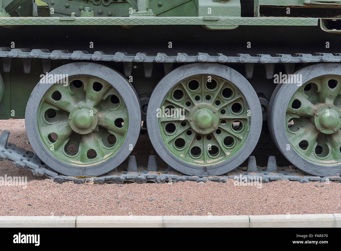Serbatoio battistrada caterpillar con ruote. Moderne attrezzature militari. Foto Stock