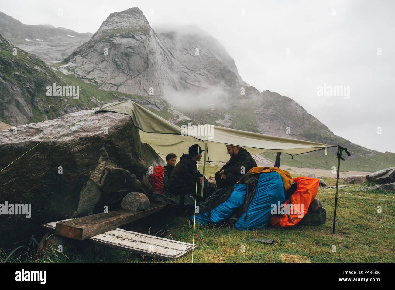 Norvegia Lofoten, Moskenesoy, giovani uomini campeggio a Bunes Beach Foto Stock