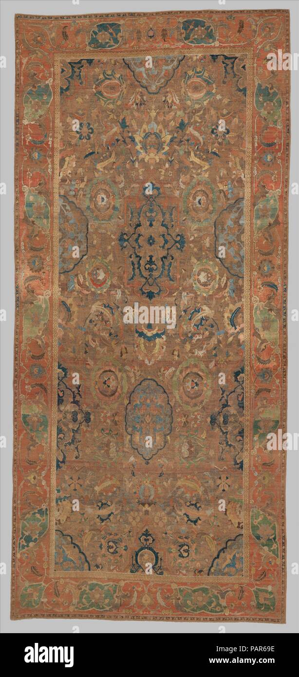 Il 'Doria' tappeto. Dimensioni: Rug: L. 158 a. (401.3 cm) W. 69,5 in. (176,5 cm): Tubo diam. 3 a. (7.6 cm) W. 84 a. (213,4 cm). Data: del xvii secolo. Questo tappeto è uno di una coppia; la sua controparte è nel museo di tappeti a Tehran. La configurazione del campo di entrambi i tappeti è identico e un design equilibrato si ottiene quando i due tappeti sono poste alle estremità. Entrambi i tappeti sono esempi di 'polacca' tipo così chiamato per un diciannovesimo secolo misattribution di questo tipo di moquette in Polonia piuttosto che l'Iran. Questo gruppo, contraddistinto da una pila di seta e metallico brocading, ora è noto per avere Foto Stock