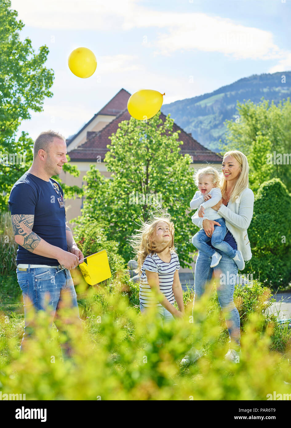 Austria, Wattens, famiglia felice giocando insieme in un parco Foto Stock
