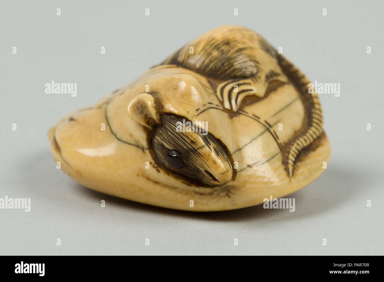 Netsuke di topo in un sacchetto. Cultura: il Giappone. Dimensioni: H. 1. (2,5 cm); W. 1 7/8 in. (4,8 cm); D. 1 5/8 in. (4.1 cm). Data: del XIX secolo. Museo: Metropolitan Museum of Art di New York, Stati Uniti d'America. Foto Stock