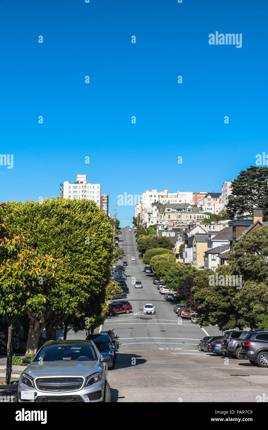 San Francisco, California, Stati Uniti d'America - 17 Giugno 2017 : Vista di Pierce Street di San Francisco Foto Stock
