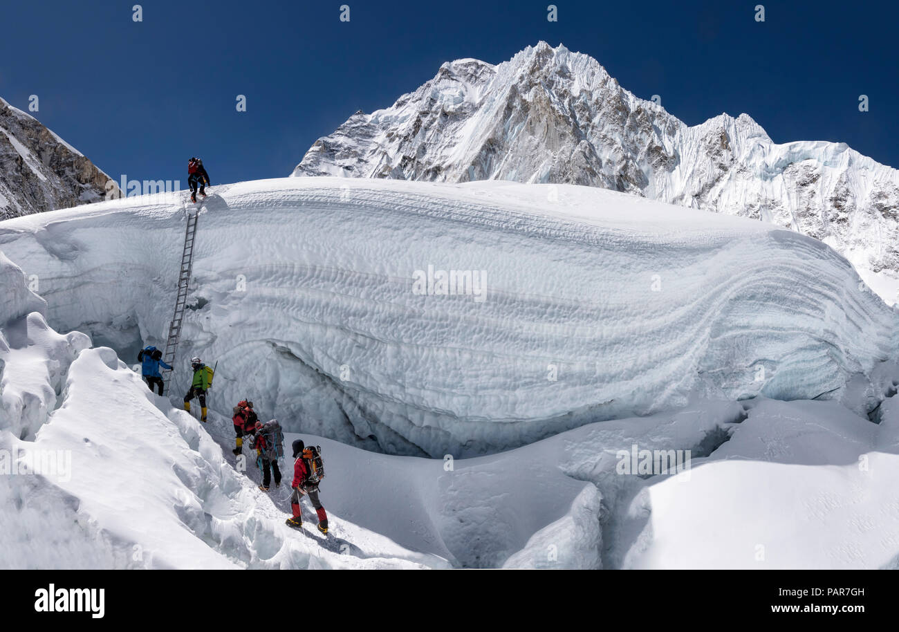 Il Nepal, Solo Khumbu, Everest, Sagamartha National Park, gli alpinisti arrampicata su cascate di ghiaccio Foto Stock