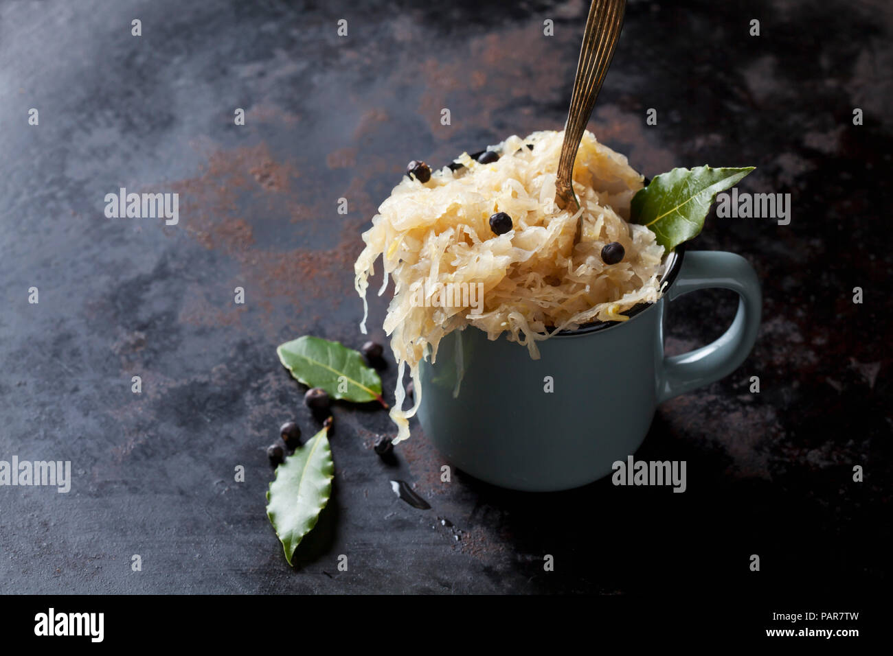 Tazza di crauti con uniper berris e foglie di alloro Foto Stock