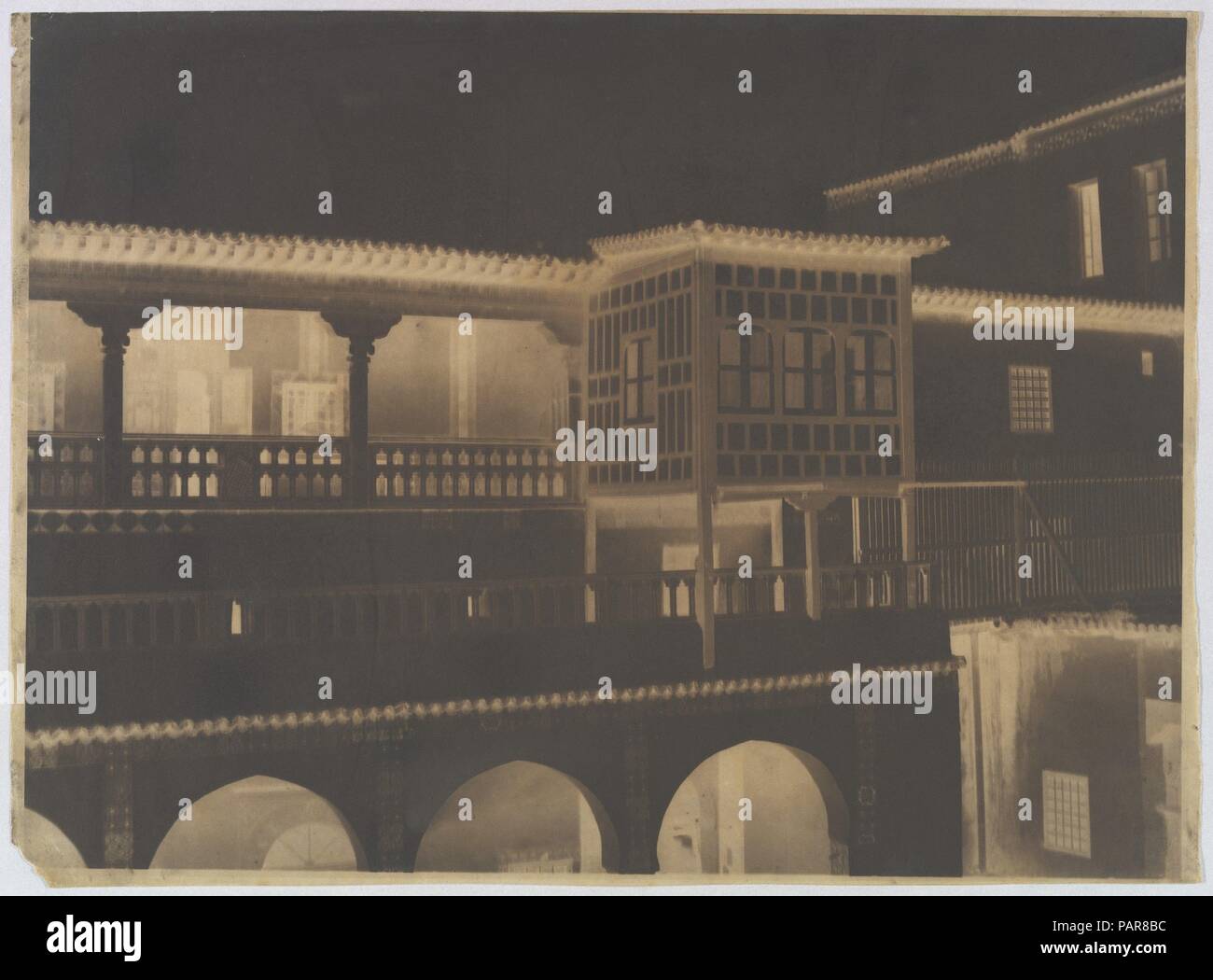 [Palazzo del Dey di Algeri, Algeria]. Artista: Gustave de Beaucorps (Francese, 1825-1906). Dimensioni: Immagine: 28,7 × 38,6 cm (11 5/16 × 15 3/16 in.) foglio: 29,1 × 39,8 cm (11 7/16 × 15 11/16 in.), irregolarmente tagliati. Data: 1859. Beaucorps era nato in una ricca e nobile famiglia francese e ha preso la fotografia come un dilettante nei mid-1850s. Un collettore e un appassionato di spagnolo e arabo arti decorative, egli è il più noto per le sue fotografie di architettura di monumenti e paesaggi fatti durante viaggi attraverso l'Europa occidentale, Algeria, Egitto, Marocco, Palestina e Turchia. Sebbene thi Foto Stock