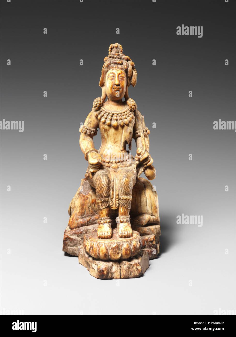 Avalokiteshvara, il Bodhisattva della compassione infinita. Artista: attribuito a Chosying Dorje (il decimo Karmapa) (1604-1674). Cultura: Il Tibet. Dimensioni: H. 6 3/4 in. (17,1 cm); W. 3 3/8 in. (8,6 cm); D. 3 1/2 in. (8,9 cm); Wt. 1 lb (0,5 kg). Data: del xvii secolo. Questa immagine appartiene ad un piccolo gruppo di sculture e dipinti che si pensa sia stata fatta da Chosying Dorje (1604-1674), il decimo Karmapa e capo spirituale della scuola Kagyu del buddhismo tibetano. È in stile del Kashmir, che riflette le influenze interregionale sul luogo di lavoro attraverso il Tibet. Museo: Metropolitan Museum of Art di New York, Stati Uniti d'America Foto Stock