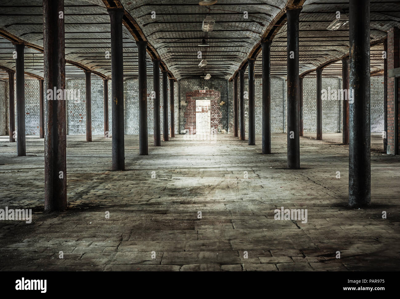 Vecchia costruita in mattoni in stile vittoriano magazzino di tabacco interno con pilastri di ferro a Stanley Dock Liverpool. Regno Unito. Foto Stock