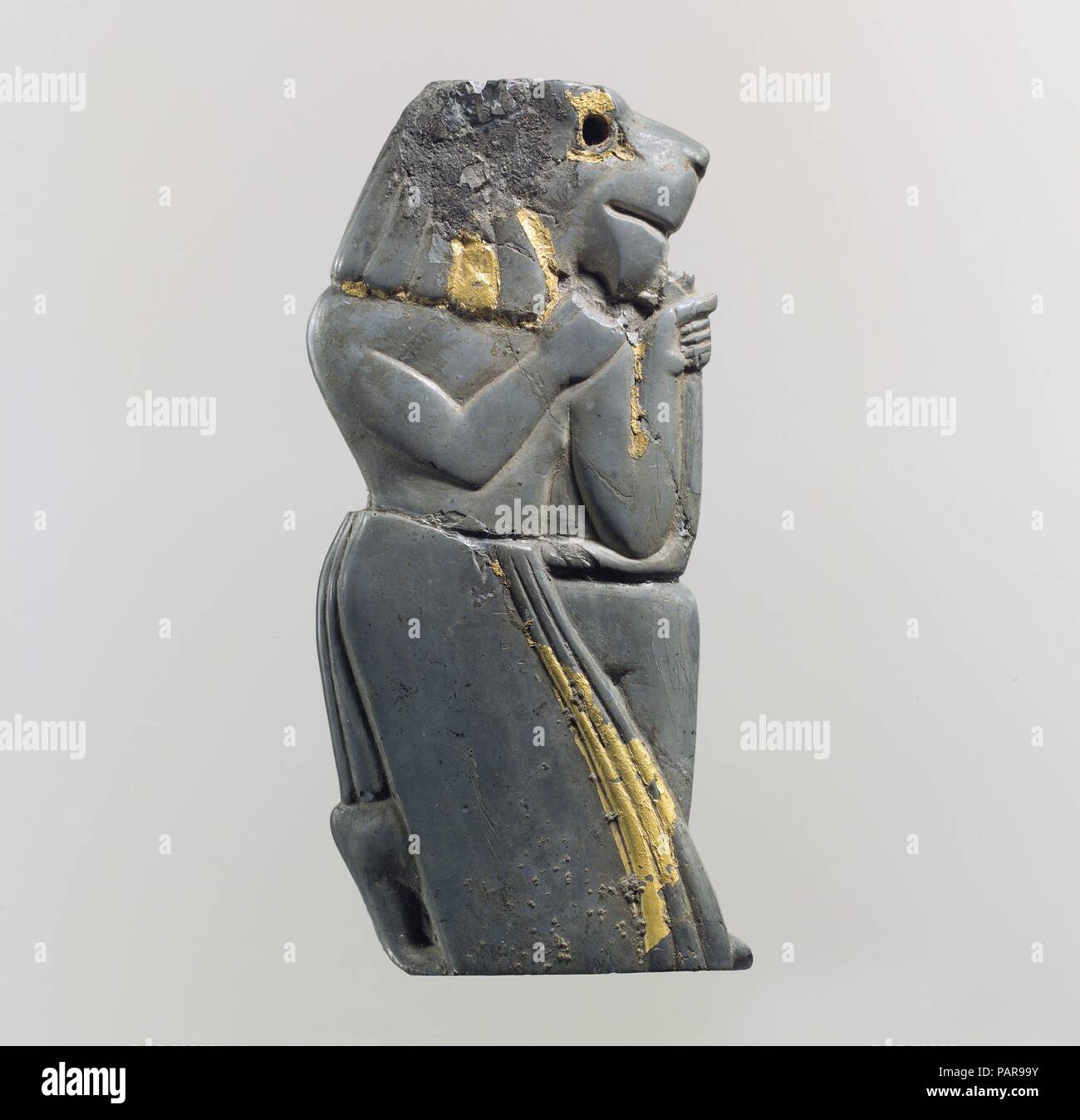 Frammento di placca: inginocchiarsi lion-intitolata la figura. Cultura: Vecchia assiro colonia di trading. Dimensioni: 2,5 x 2 in. (6,35 x 5,08 cm). Data: ca. Il XVIII secolo A.C. Questa figura appartiene a un gruppo di avori scolpiti, principalmente elementi di arredamento, probabilmente trovato presso il sito di un palazzo a Acemhöyük in Anatolia centrale. La maggior parte degli avori mostrano immagini prese in prestito e trasformato da fonti egiziane, come la creatura ibrido mostrato qui che unisce umano e funzioni di Lion. In Egitto, rappresentazioni di leonessa dee è apparso come presto come il Vecchio Regno. Questa creatura con la sua postura in ginocchio e clos Foto Stock