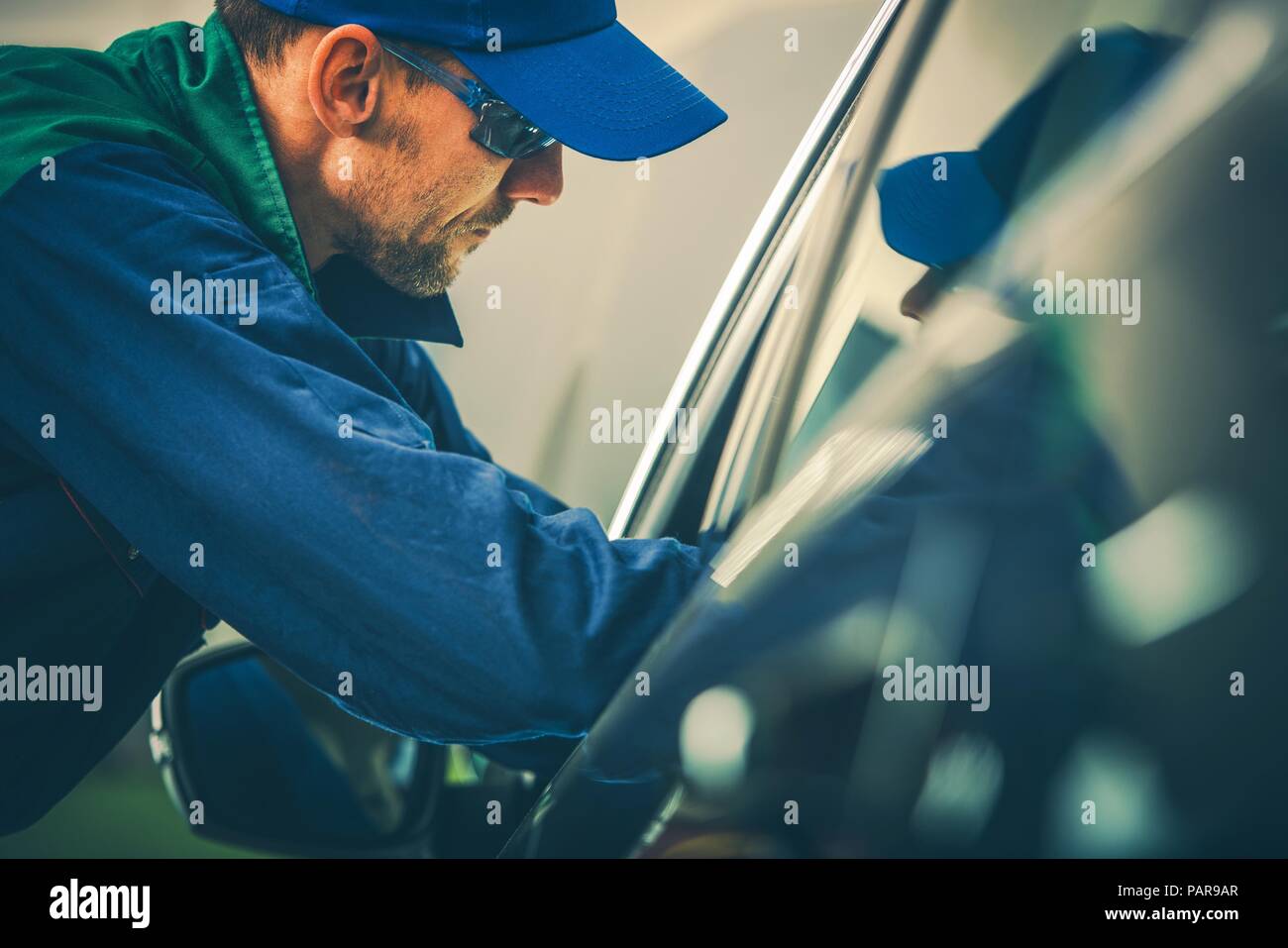 Auto Service Technician di parlare al cliente che per spiegare il problema con la sua auto. La manutenzione del veicolo tema. Foto Stock