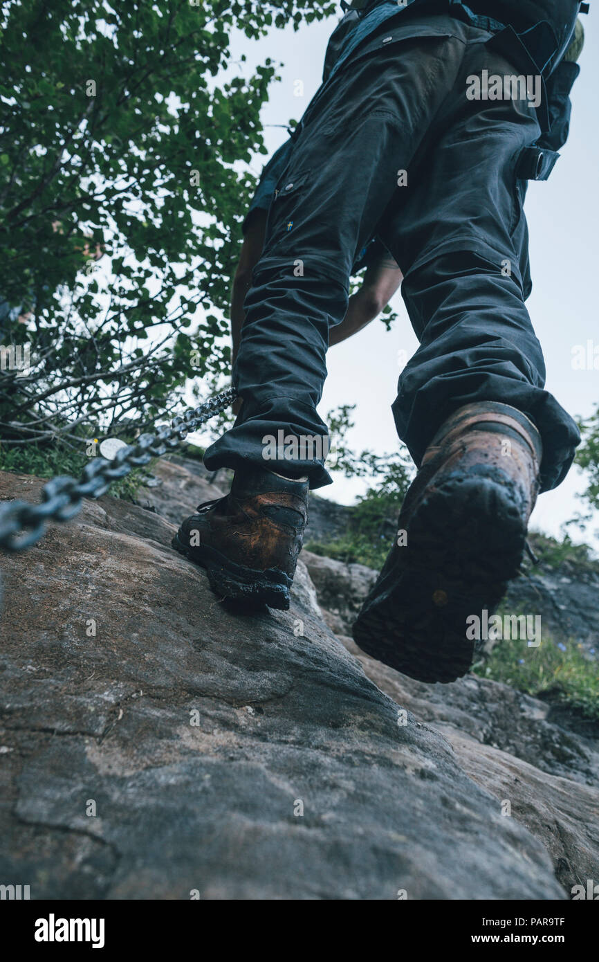 Norvegia Lofoten, Moskenesoy, giovane escursioni in montagna Foto Stock