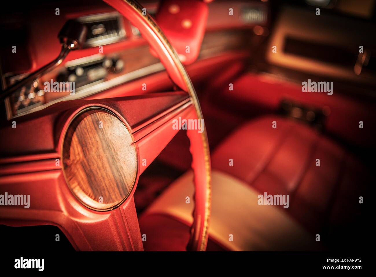 Vintage auto rossa interni. Classic Car Volante. Retrò Industria Automobilistica Tema. Foto Stock