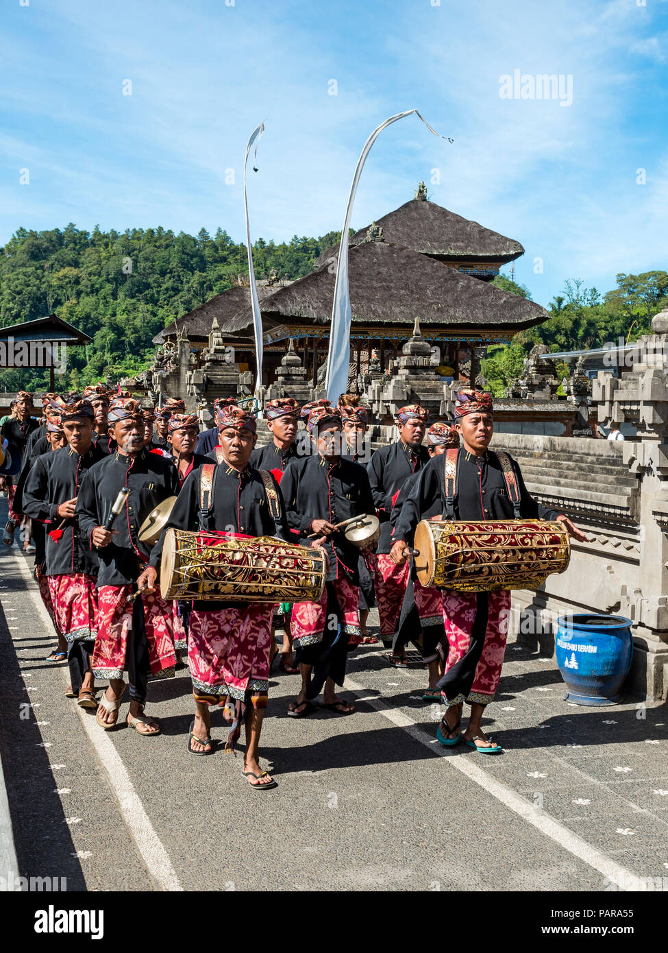 Processione di devoti buddisti con musicisti Gamealan presso il tempio di acqua pura Ulun Danu Bratan, Lago Bratan, Bali, Indonesia Foto Stock