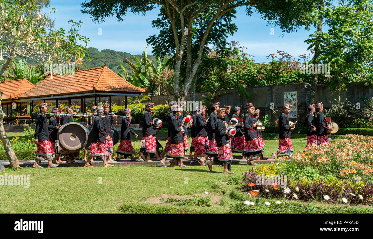 Processione di devoti buddisti con musicisti Gamealan presso il tempio di acqua pura Ulun Danu Bratan, Lago Bratan, Bali, Indonesia Foto Stock