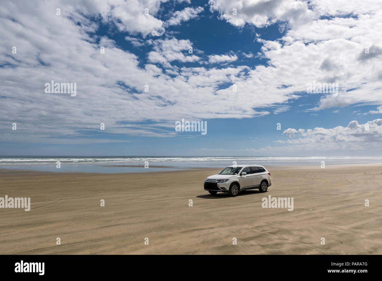 4x4 auto presso la vasta spiaggia di sabbia, Ninety Mile Beach, Northland e North Island, Nuova Zelanda Foto Stock