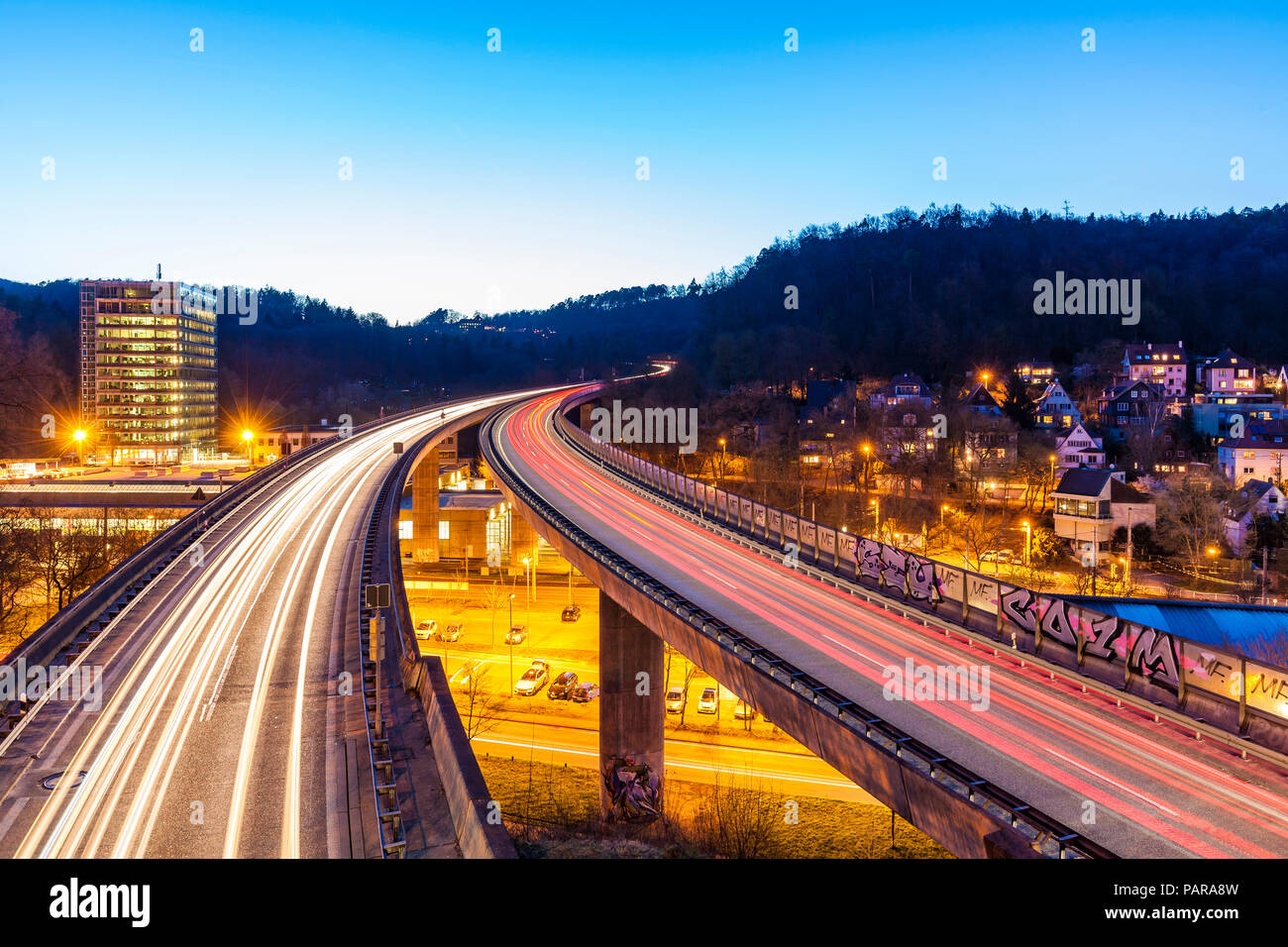 Germania, Stoccarda, Heslach, sentieri di luce sulla Bundesstraße 14 di sera Foto Stock