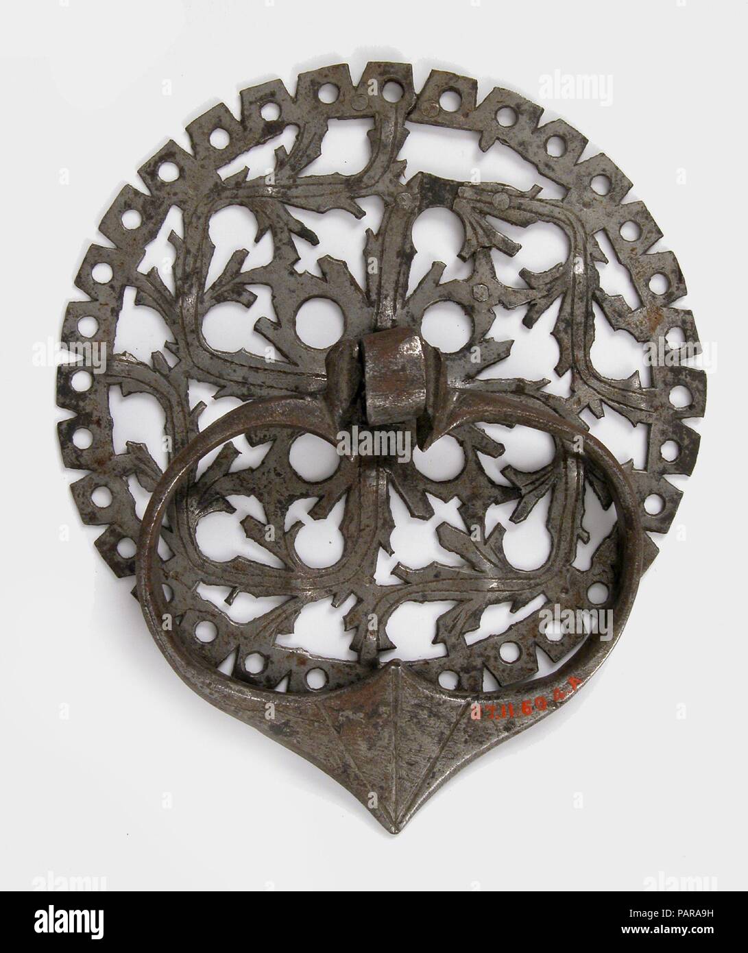 La maniglia dello sportello e la piastra. Cultura: tedesco. Dimensioni: complessiva (come se installata): 4 3/4 x 3 15/16 x 11/16 in. (12,1 x 10 x 1,7 cm) bail-a: 5 3/8 x 2 13/16 x 9/16 in. (13,7 x 7,1 x 1,4 cm) piastra-b: 3 15/16 x 1/8 in. (10 x 0,3 cm). Data: XV secolo. Museo: Metropolitan Museum of Art di New York, Stati Uniti d'America. Foto Stock