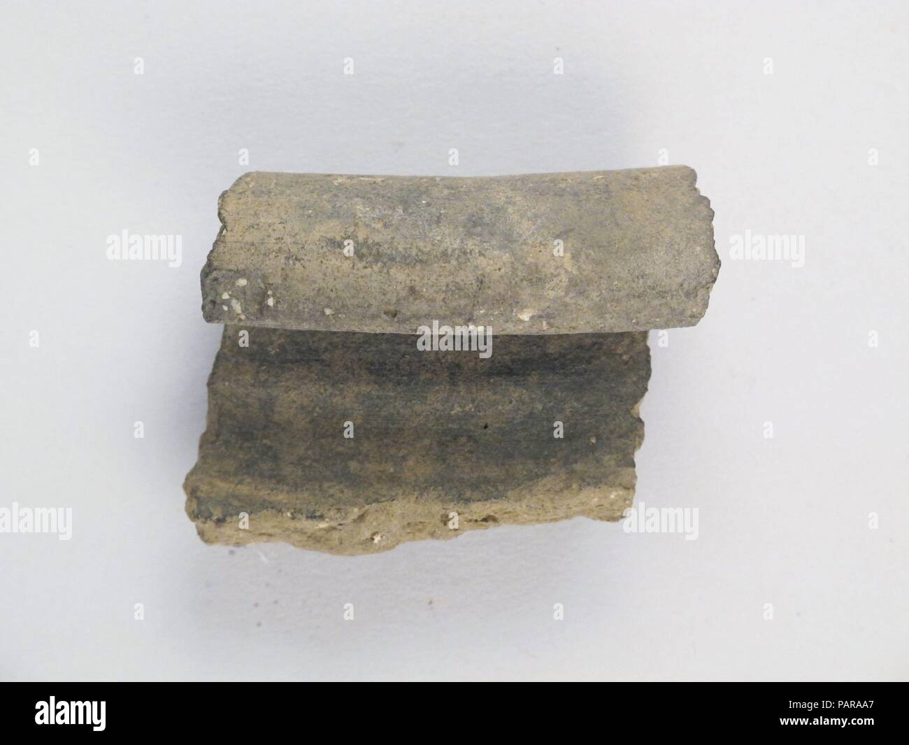 Frammento di ciotola. Cultura: Romano. Dimensioni: complessivo: 1 7/8 x 2 1/2 in. (4,8 x 6.4cm). Data: 4° secolo D.C.. Parte del cerchione. Museo: Metropolitan Museum of Art di New York, Stati Uniti d'America. Foto Stock