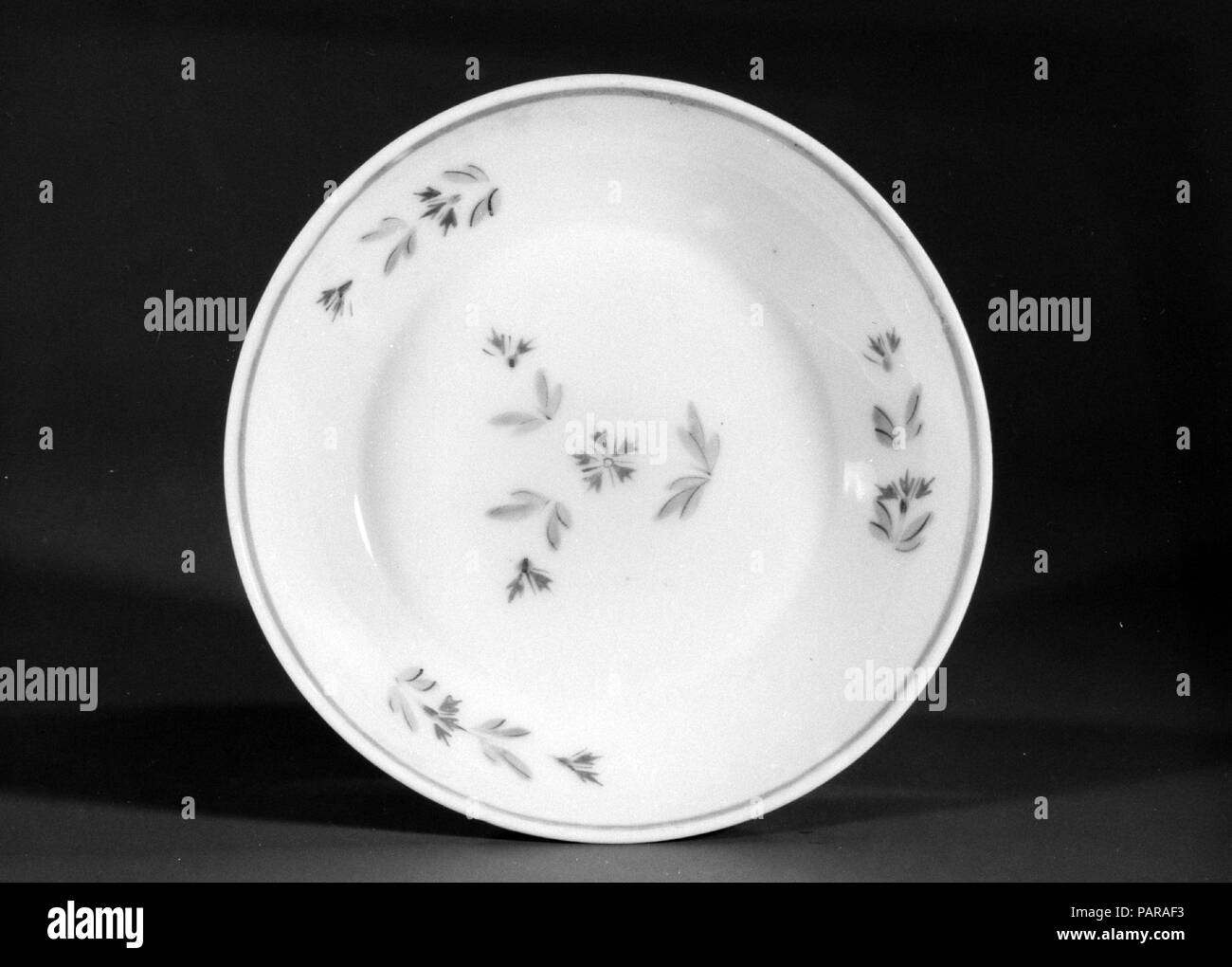Piattino. Cultura: francese. Dimensioni: H. 1 1/4 in. (3.2 cm); Diam. 5 1/2 in. (14 cm). Data: 1815-1830. Museo: Metropolitan Museum of Art di New York, Stati Uniti d'America. Foto Stock