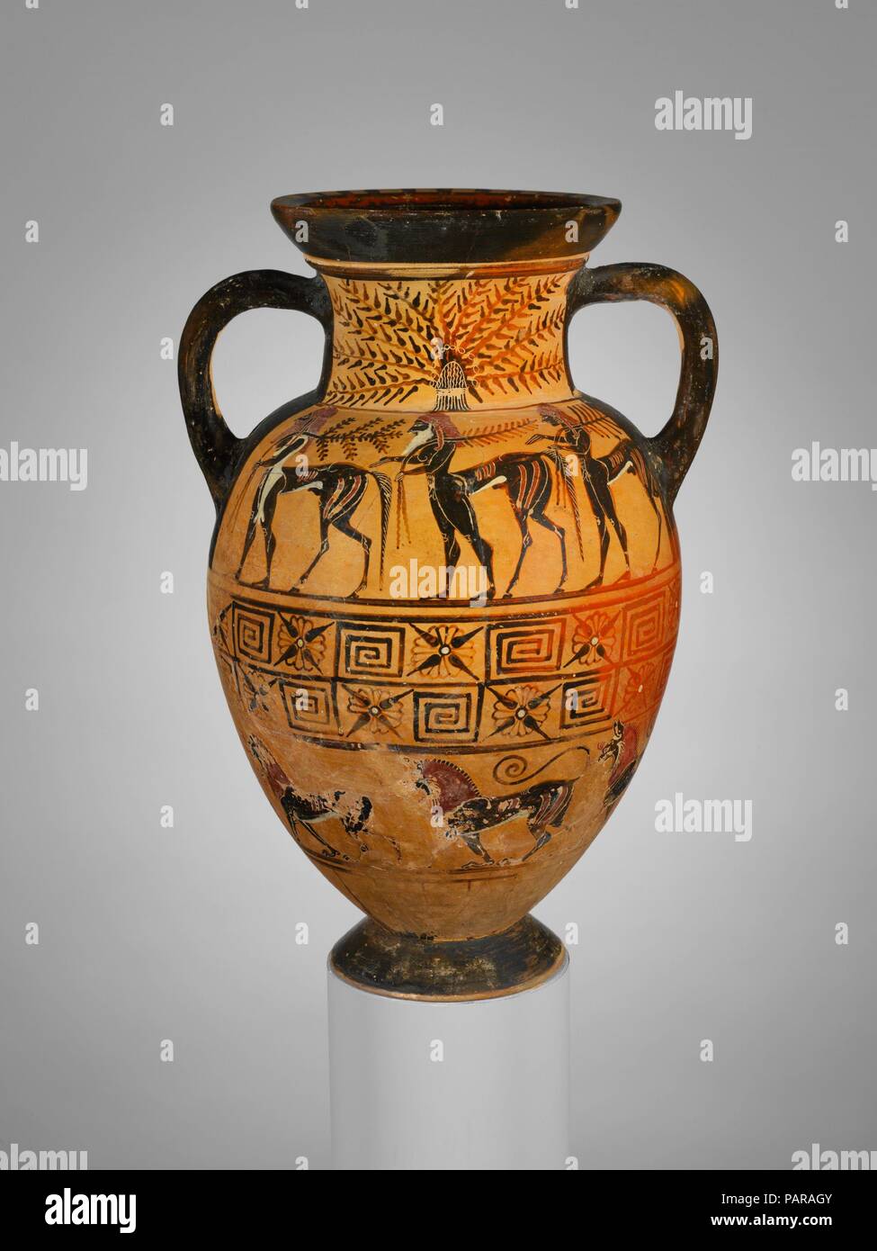 Collo di terracotta-anfora (JAR). La cultura etrusca. Dimensioni: H. 13 7/8 in. (35,3 cm). Data: ca. 575-550 A.C. Fregio superiore, la processione dei centauri fregio inferiore, la processione dei Lions la serie unificata di fregi in questo vaso non ha specifici contenuti narrativi. Invece, l'artista sembra avere il piacere di combinare modelli e colori per creare una altamente ornati in oggetto. Museo: Metropolitan Museum of Art di New York, Stati Uniti d'America. Foto Stock