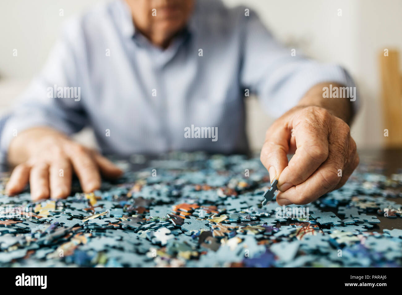 Senior uomo facendo un puzzle Foto Stock