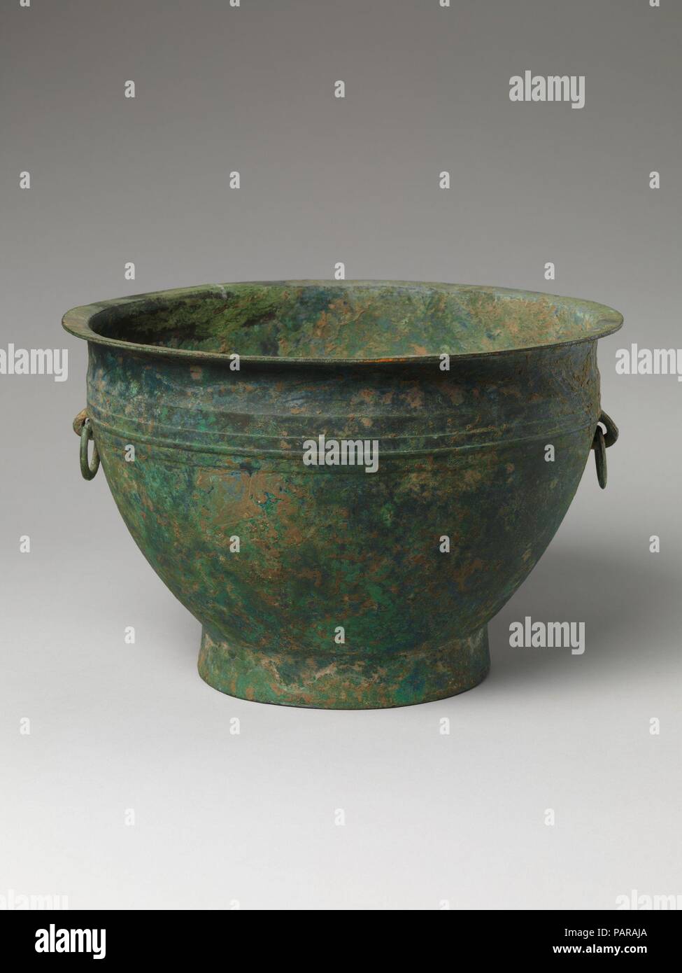 Colapasta per sistema di cottura a vapore (Xian). Cultura: la Cina. Dimensioni: H. 8 1/4 in. (21 cm); Diam. 11 1/2 in. (29,2 cm). Museo: Metropolitan Museum of Art di New York, Stati Uniti d'America. Foto Stock