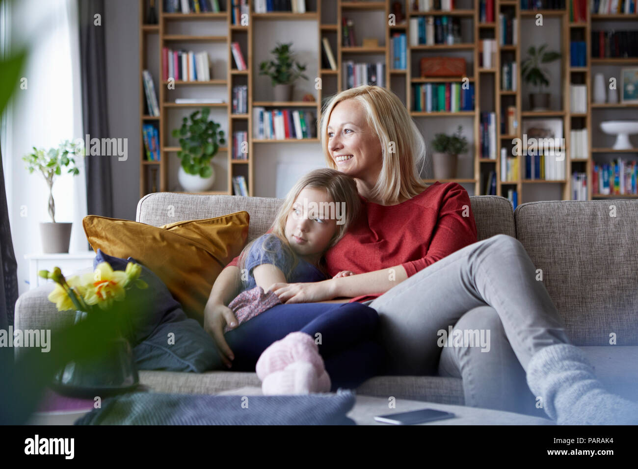 Madre e figlia coccole sul lettino Foto Stock