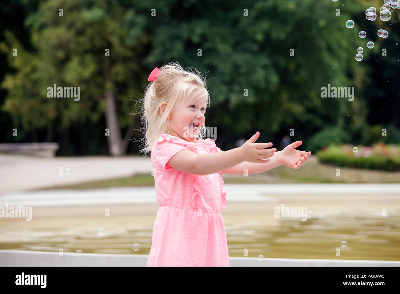 3 anni ragazza sul giardino Foto Stock
