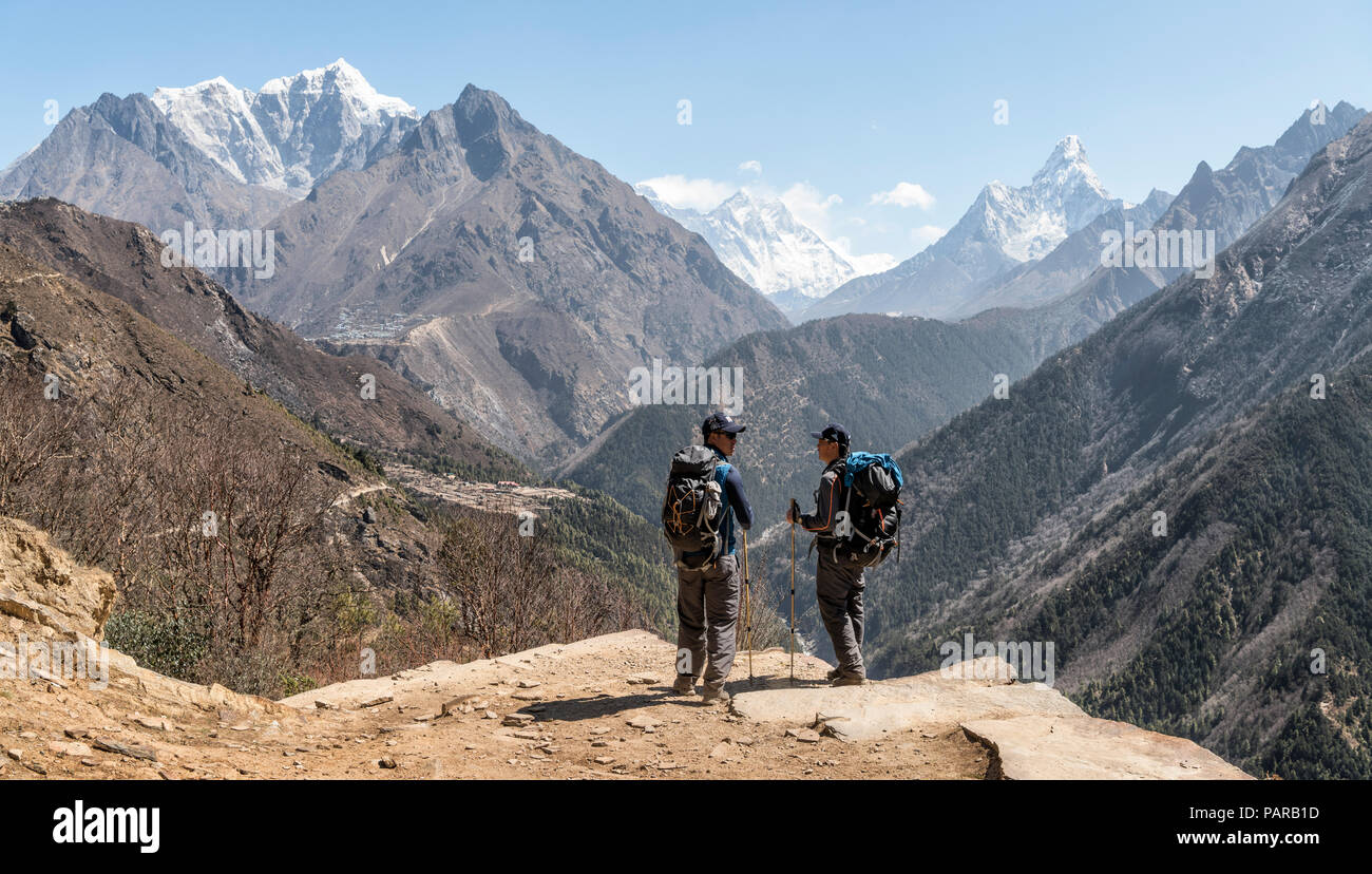 Il Nepal, Solo Khumbu, Everest, Sagamartha National Park, Maountaineers guardando il Mount Everest Foto Stock