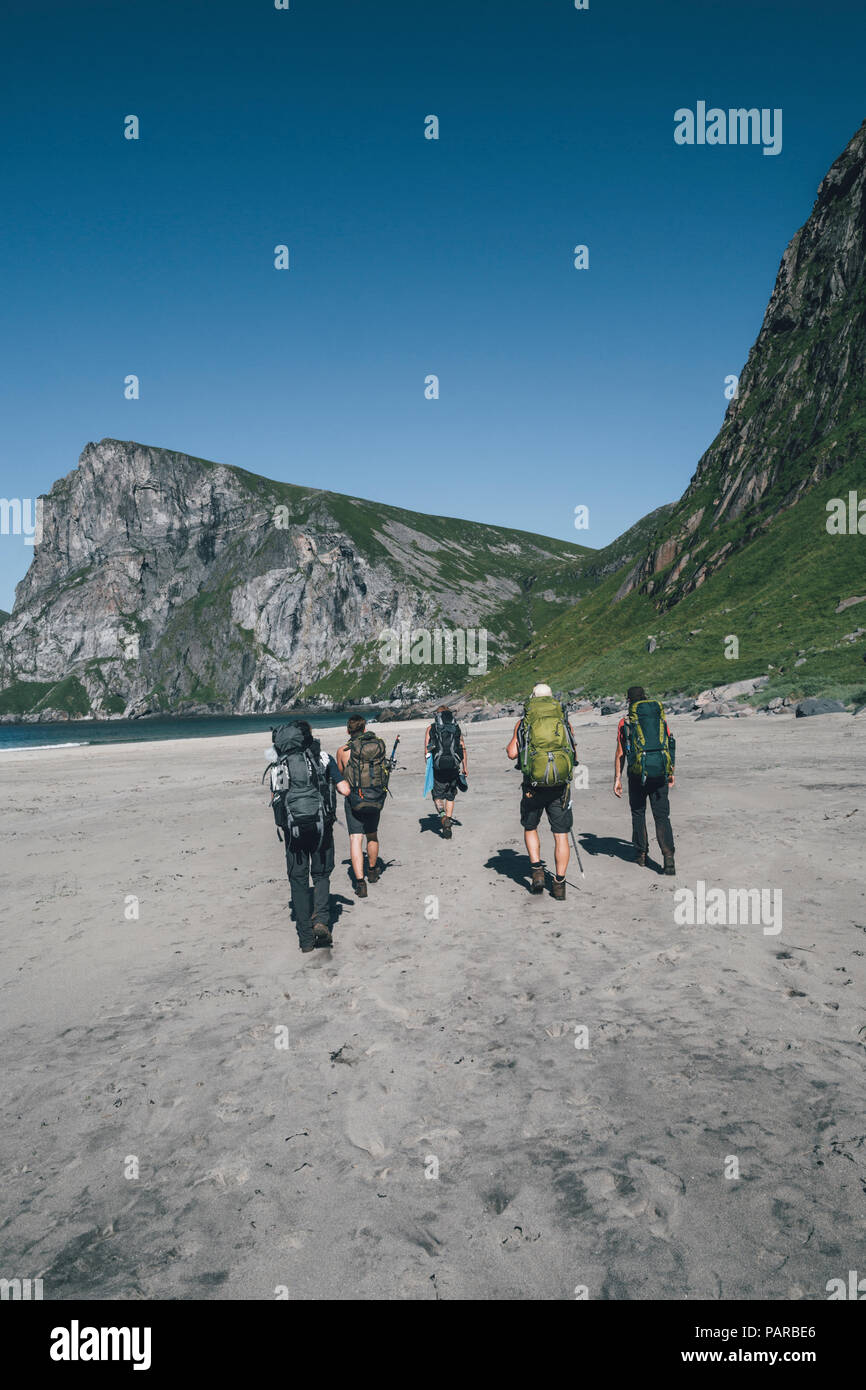 Norvegia Lofoten, Moskenesoy, giovani uomini di escursionismo a Kvalvika Beach Foto Stock