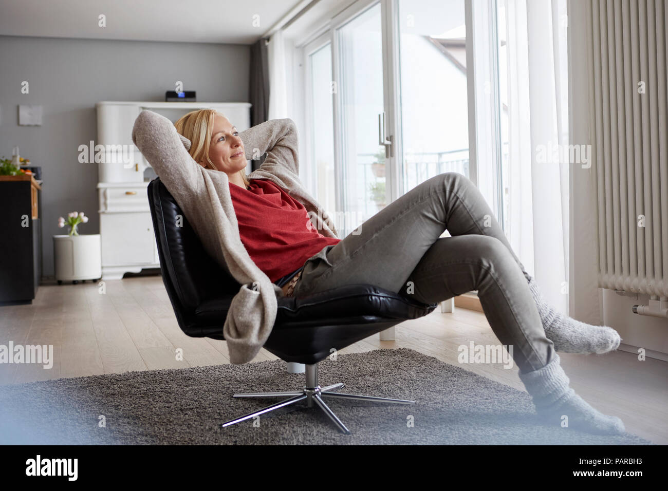 Donna felice in un momento di relax a casa Foto Stock Donna felice in un momento di relax a casa Foto Stock