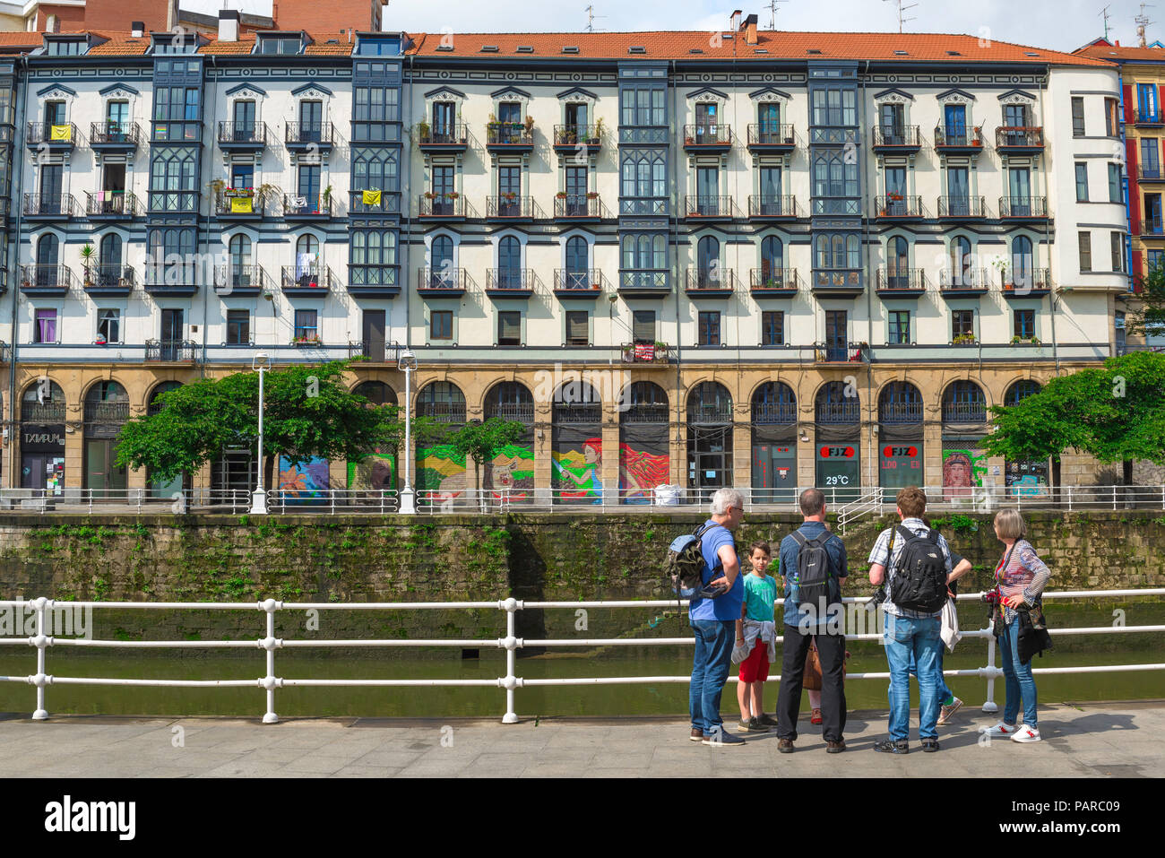 Bilbao riverside edifici, vista di edifici di appartamenti di rivestimento del south bank del Rio Nervion (Ria de Bilbao) nel centro di Bilbao, Spagna. Foto Stock