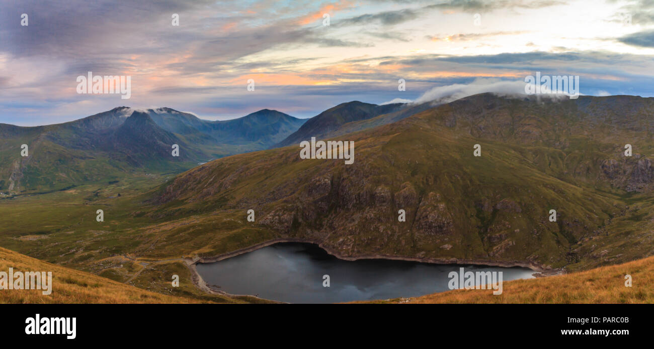 Vista su Fynnon Llugwy a Tryfan e Glyder Fach, Snowdonia National Park, il Galles Foto Stock