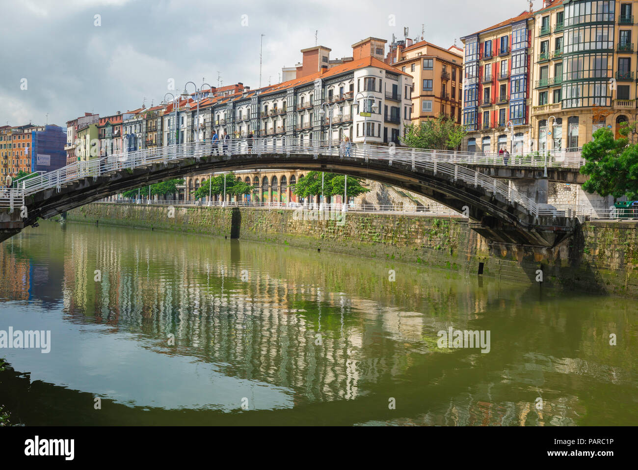 Bilbao river bridge, vista del Puente de la Ribera spanning della Ria de Bilbao (Rio Nervion) nel centro di Bilbao, Spagna settentrionale. Foto Stock