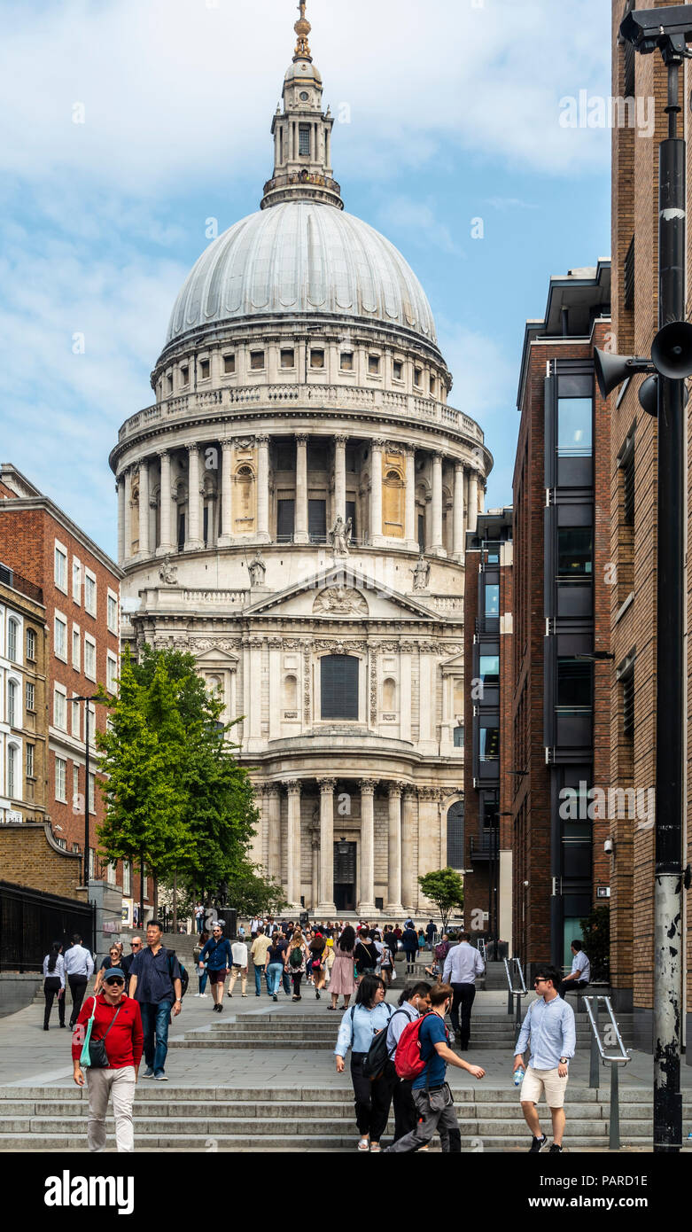 I turisti e la gente del luogo in Pietro Hill, con scalinata che conduce alla Cattedrale di San Paolo (Cristopher Wren, aperto 1711) con la sua inconfondibile cupola del punto di riferimento. Londra. Foto Stock