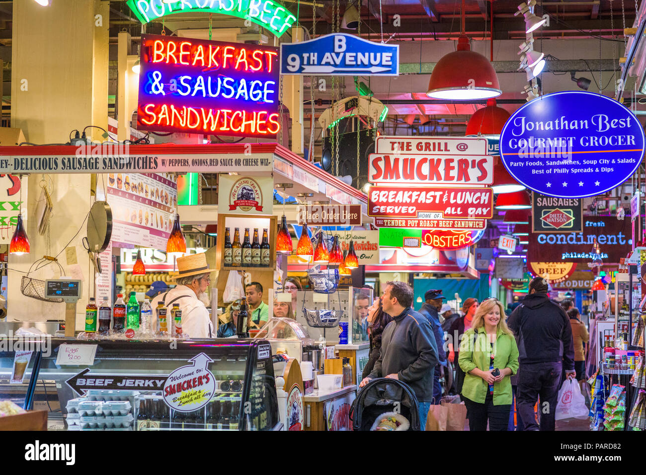PHILADELPHIA, Pennsylvania - Novembre 18, 2016: i fornitori e i clienti in Reading Terminal Market. Il mercato storico è una popolare attrazione per culi Foto Stock