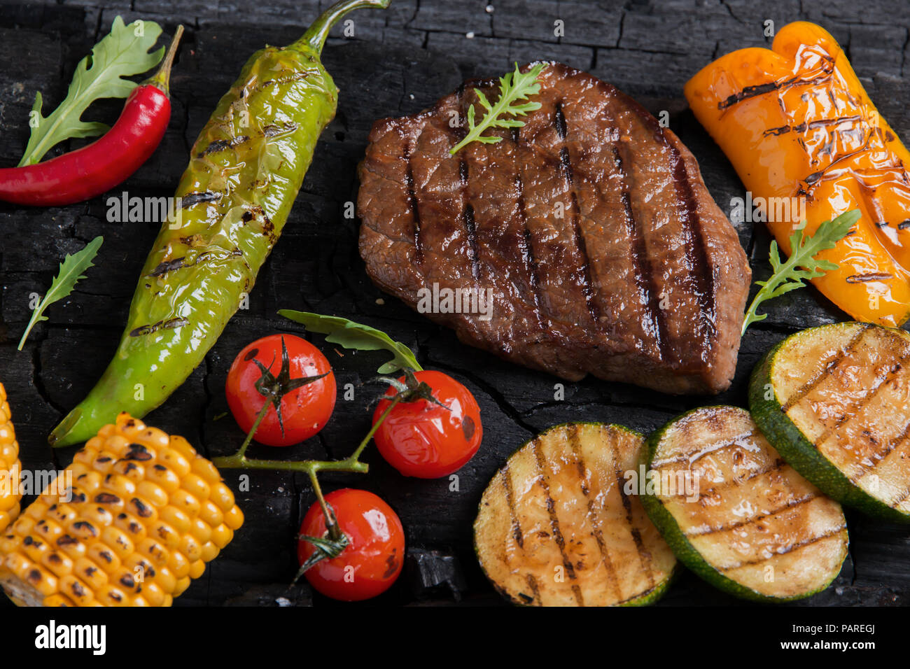 Bistecca di manzo con verdure grigliate Foto Stock