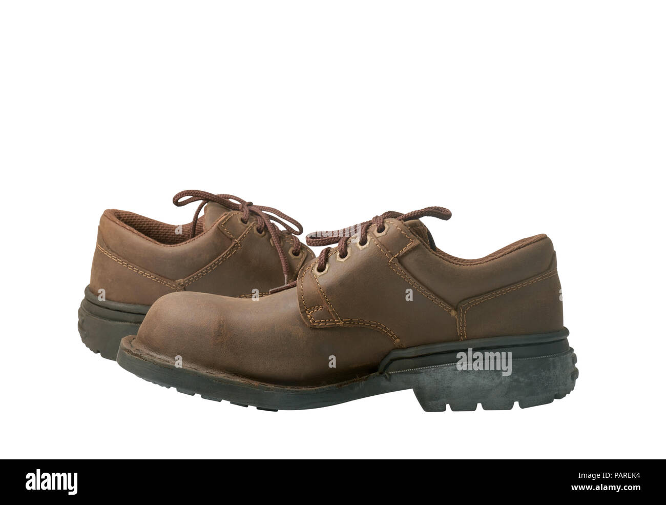 Scarpe di sicurezza su sfondo bianco. Dispositivi di protezione per applicazioni industriali. Foto Stock