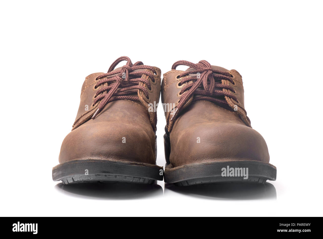 Scarpe di sicurezza su sfondo bianco. Dispositivi di protezione per applicazioni industriali. Foto Stock