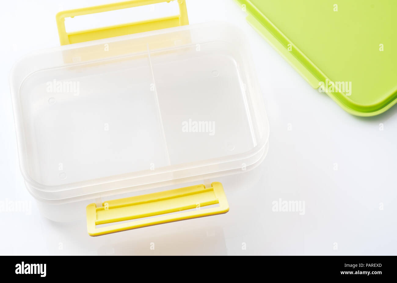 Contenitore in plastica per alimenti sul tavolo. Foto Stock