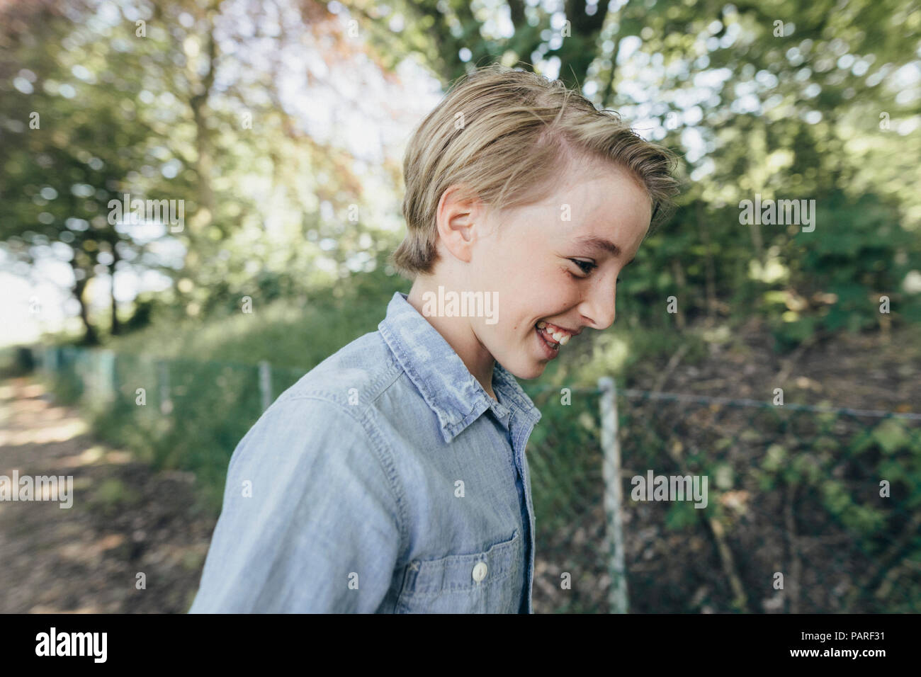 Ridendo boy sulla strada forestale Foto Stock