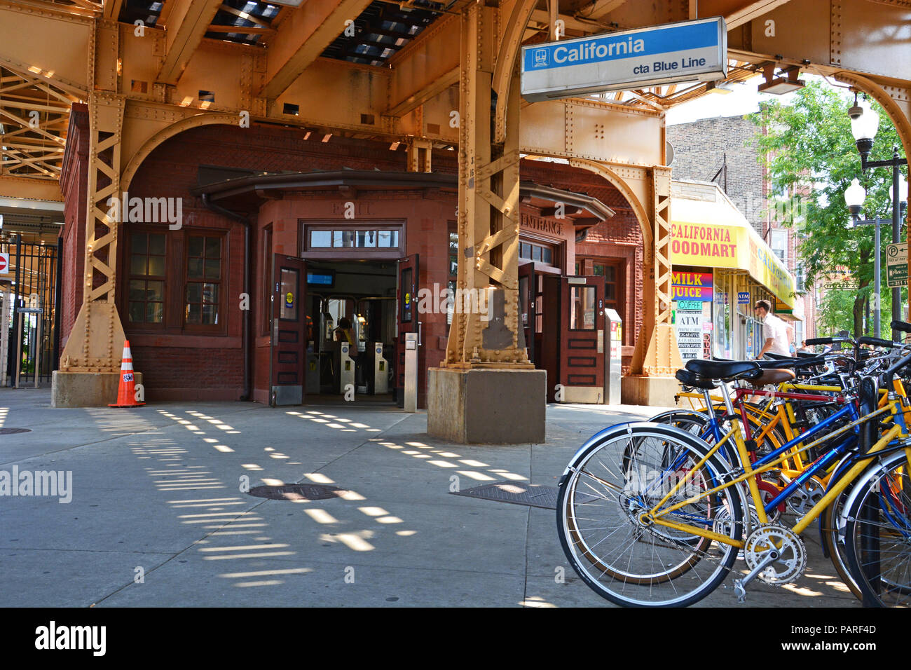 " Commuter " le biciclette sono parcheggiate fuori l'ingresso alla California L Stazione ferroviaria su Chicago la linea blu la Logan intorno quadrato. Foto Stock