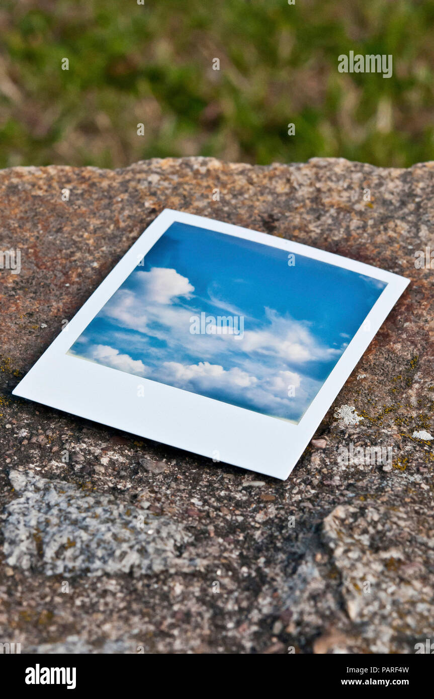 Polaroid foto di un cielo abbandonato Foto Stock