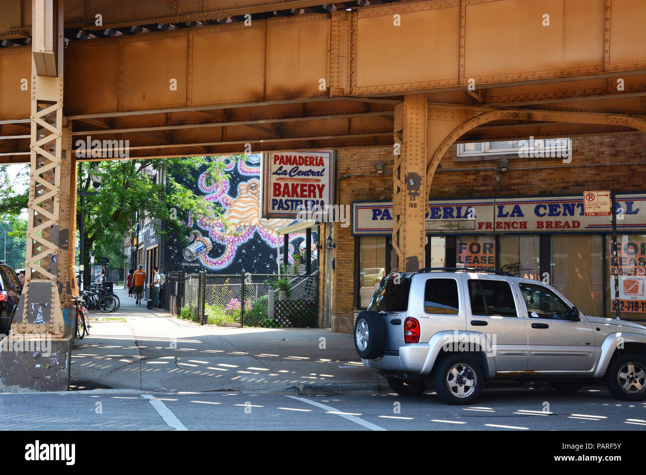 Una vetrina per l'affitto in ombra del Chicago's Blue Line CTA la Logan intorno quadrato. Foto Stock