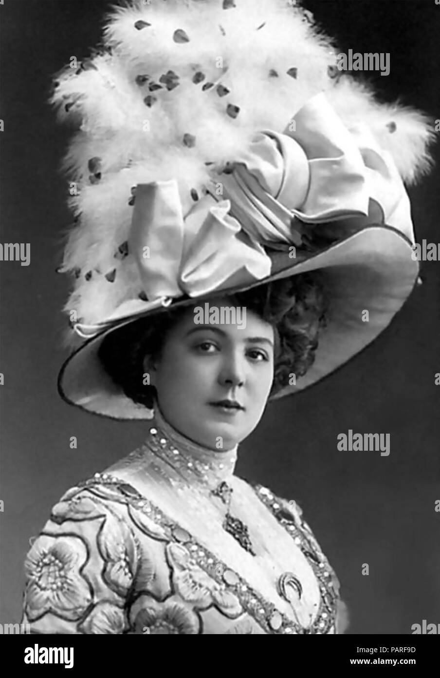 Cappello piumato - piume di uccelli erano di moda nel tardo  Victorian/Edwardian società uno stile opposto dai soci fondatori della RSPB  Foto stock - Alamy