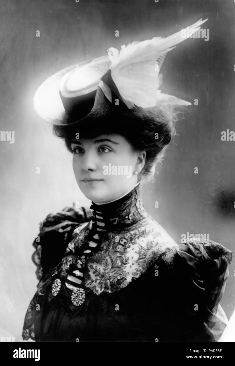 Cappello piumato - piume di uccelli erano di moda nel tardo Victorian/Edwardian società uno stile opposto dai soci fondatori della RSPB Foto Stock