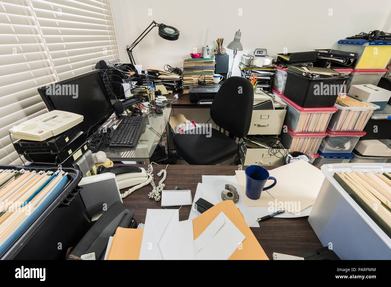 Confuso Ufficio business con pile di file e disorganizzato il disordine. Foto Stock