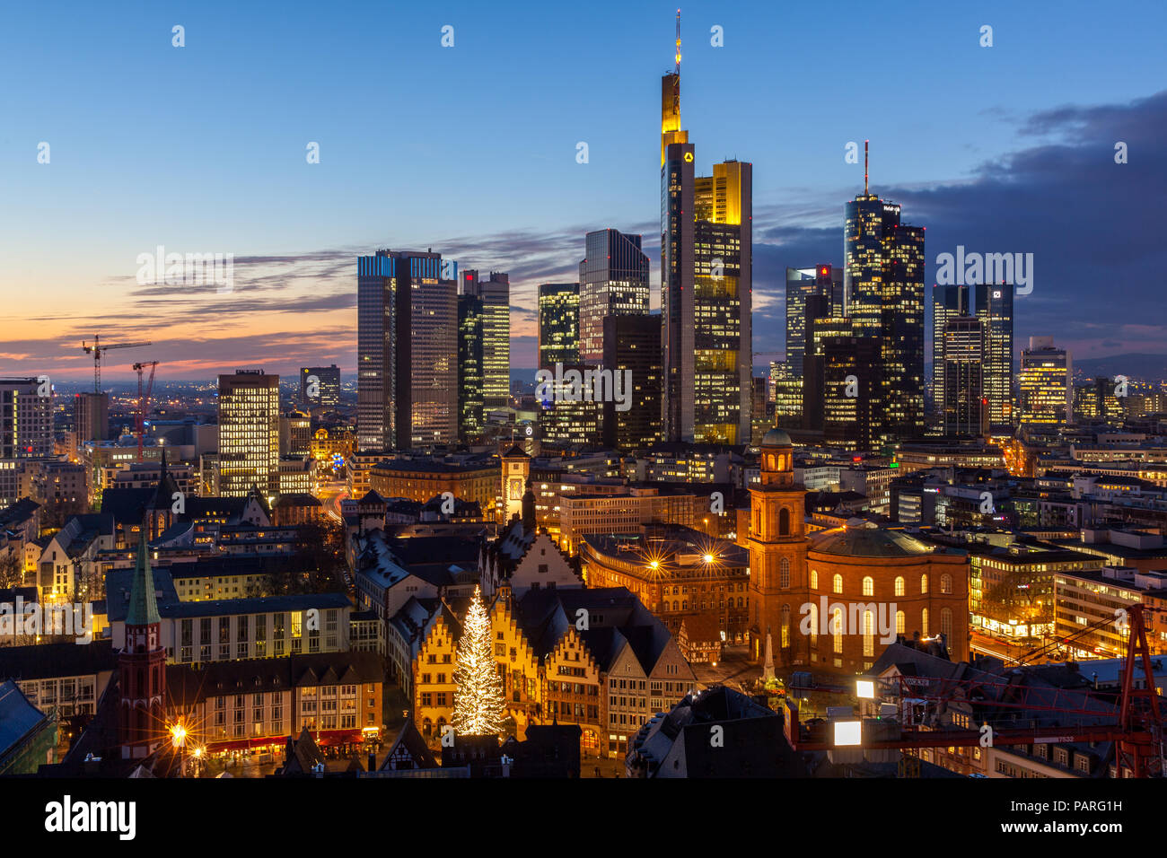 Aussicht vom Frankfurter Dom auf die Skyline zur blauen Stunde Foto Stock