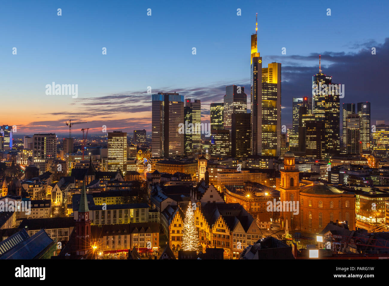 Aussicht vom Frankfurter Dom auf die Skyline zur blauen Stunde Foto Stock