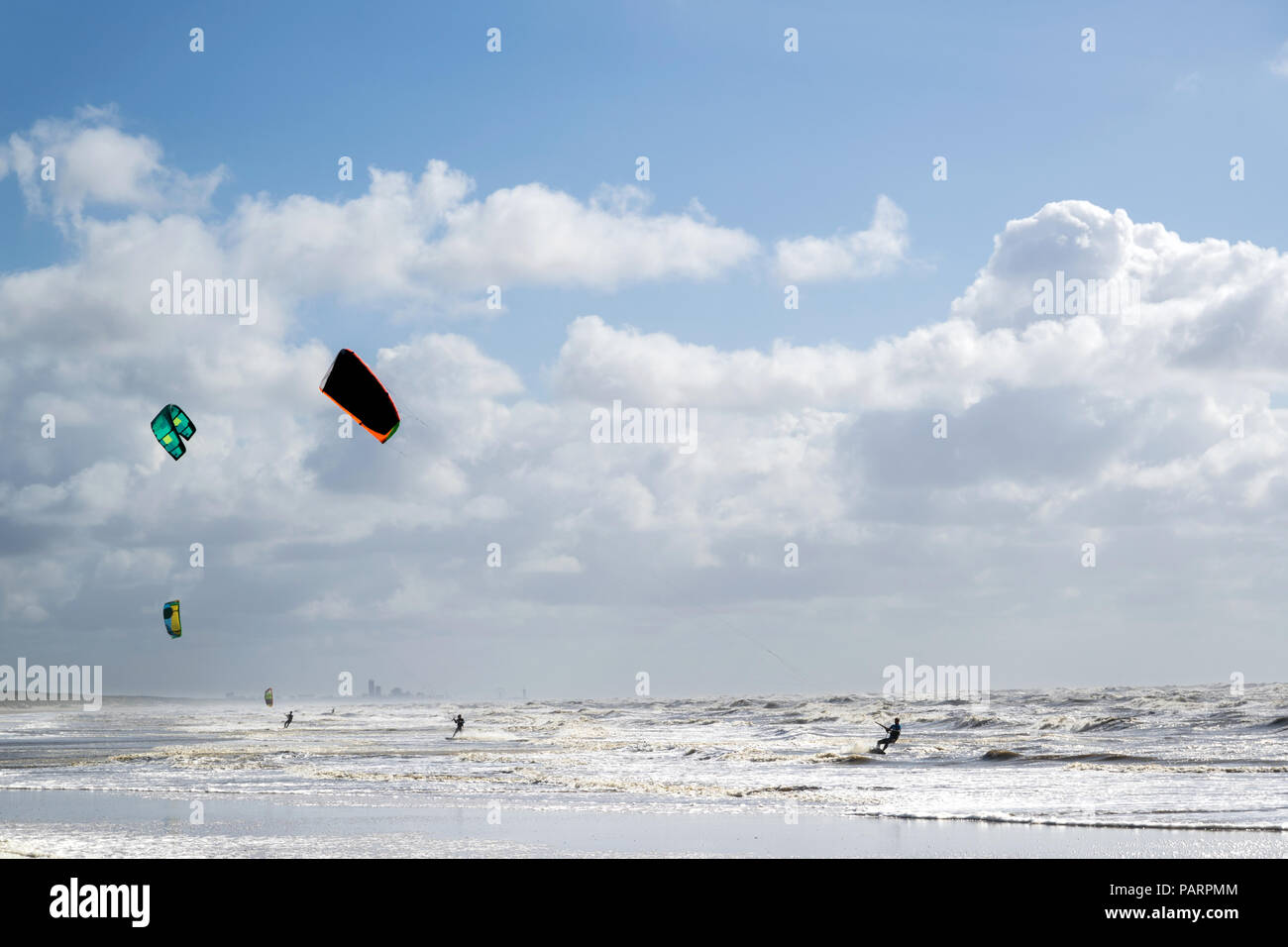 Kiteboarder presso la Dutch costa del Mare del Nord Foto Stock